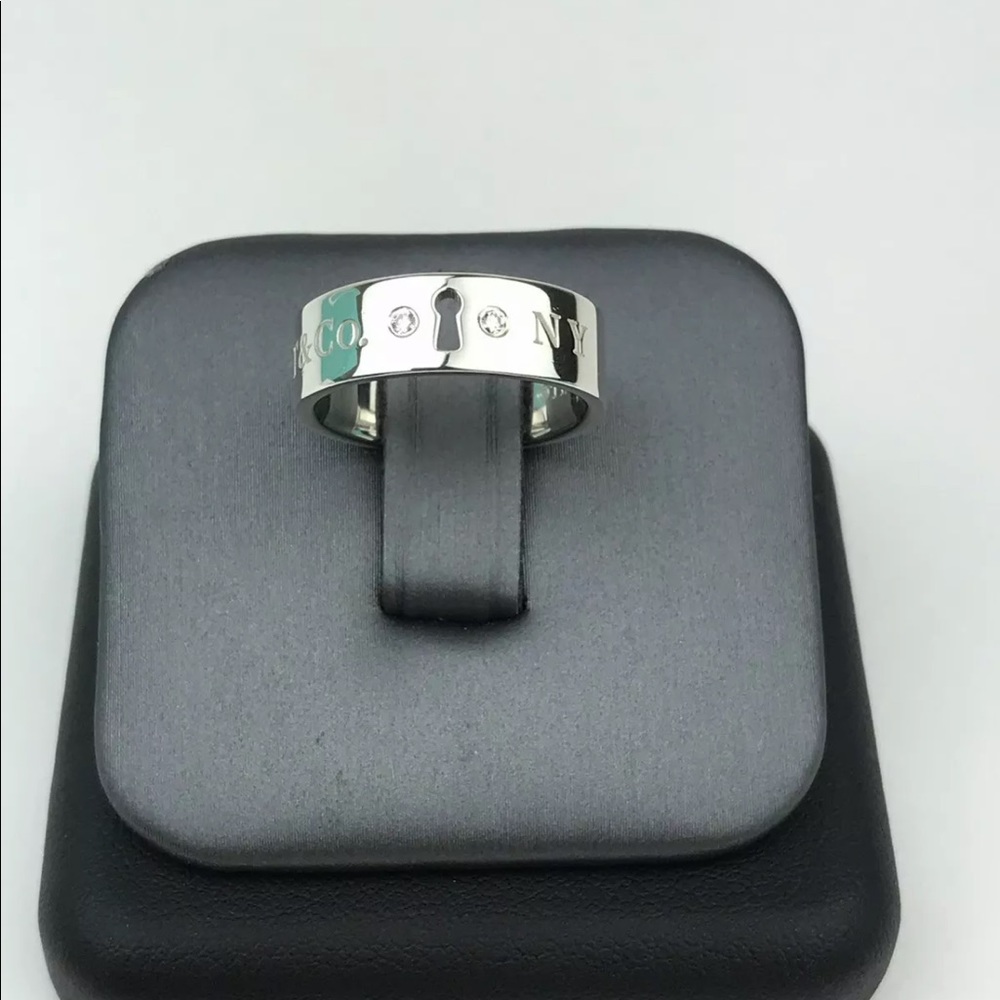 SALE Tiffany keyhole Ring size 51/4